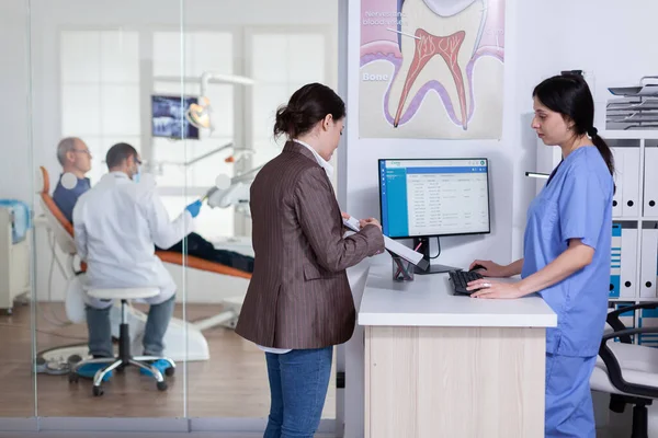 Genç bayan stomatolojik form doldurmak için bilgi istiyor.