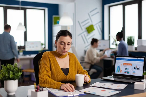 Manager van de financiële onderneming die statistieken analyseert — Stockfoto