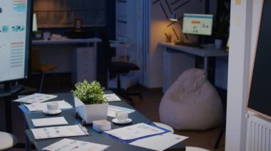 Boş modern ofis toplantı odası. İş adamlarını bekleyen kimse yok.