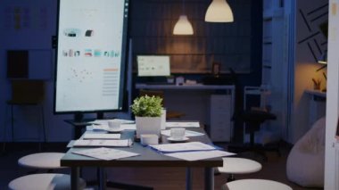 Modern boş iş bürosu toplantı odası iş adamları için hazır.