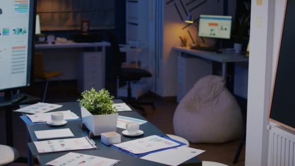 아무도 없는 비어 있는 현대 사무실 회의실에서 사업가들을 기다리는 사람들 — 비디오