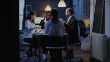 Çok ırklı iş adamları yönetim planlama sunum paylaşım şirketi grafikleri