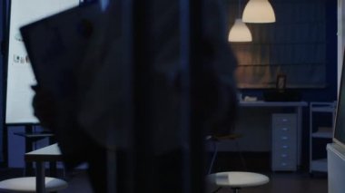 Konferans masasında oturmuş şirket grafiklerini tartışan çok ırklı bir takım çalışması.