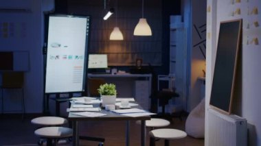 Modern boş iş bürosu toplantı odası iş adamları için hazır.
