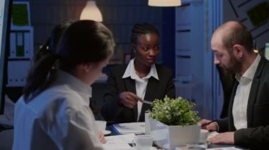 Siyahi Afro-Amerikan Yönetici Strateji Fikirlerini analiz ediyor Yönetim evraklarını inceliyor