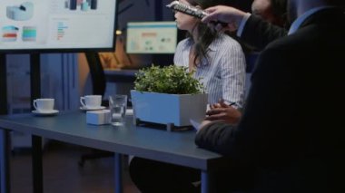 Şirket toplantı odasında çalışan çok ırklı iş adamları