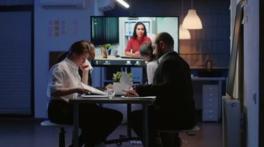 Çeşitli etnik gruplar yönetim stratejisinde çalışan online video çağrı konferansı düzenliyor