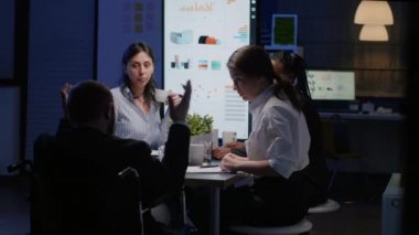 Tekerlekli sandalyedeki engelli iş adamının şirket stratejisini açıklayan seçici odağı