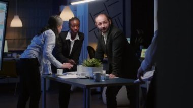Odaklanmış iş kadını toplantı odasına giriyor konferans masasında duruyor.