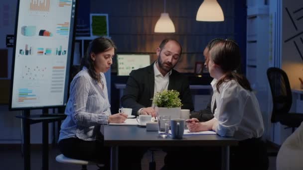 Unternehmerin diskutiert mit fokussierter multiethnischer Teamarbeit — Stockvideo