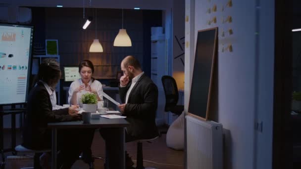 Empresária leder sentado na mesa de conferência discutindo com o trabalho em equipe de negócios — Vídeo de Stock