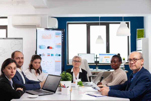 Pov de equipo diverso sentado en la sala de conferencias durante la reunión virtual — Foto de Stock