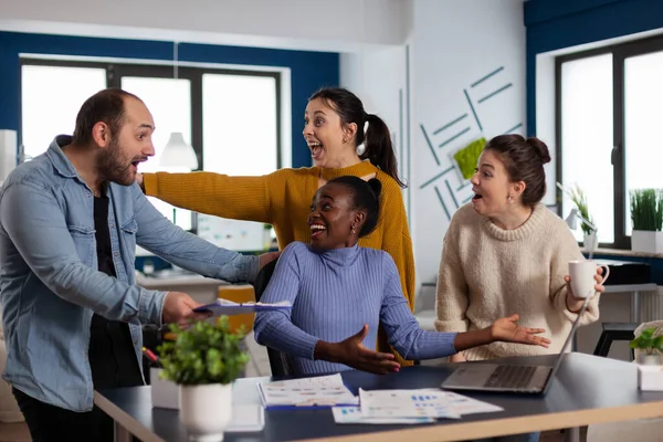 Gerente de negocios africana y equipo diverso celebrando la victoria — Foto de Stock