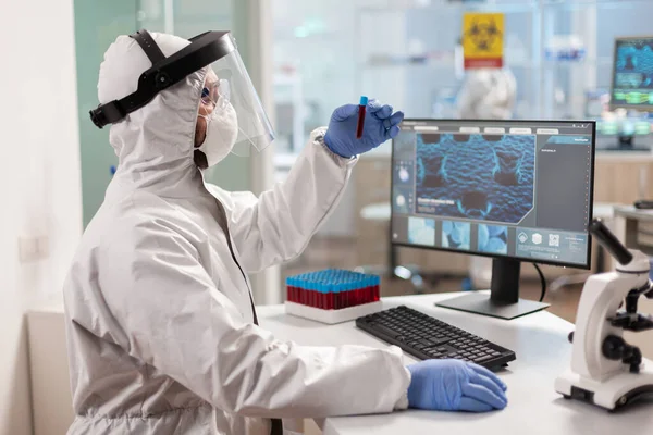 Doctor realizando experimento en laboratorio sosteniendo vaccutainer —  Fotos de Stock