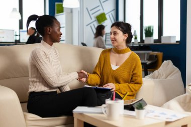 Çeşitli kadınlar kameraya bakıp gülümsüyor, el ele tutuşuyor.