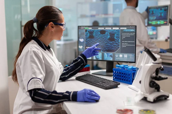 Kemisk forskare som bedriver klinisk virusforskning — Stockfoto