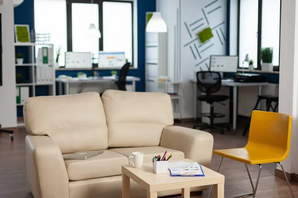 Intérieur de bureau créatif vide avec lumière crépusculaire — Photo