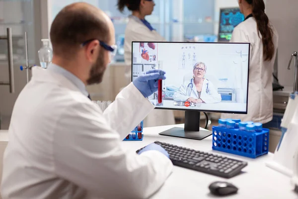 Reseacher elinde kan örneği ile doktorla tedaviyi tartışıyor.
