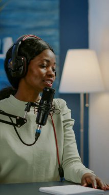 Ev podcast 'inde web aboneleri için çevrimiçi internet içeriği oluşturan nüfuz edici