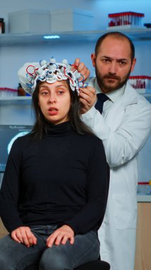 Tedavi sonuçlarını açıklayan profesyonel nörolojik araştırmacı
