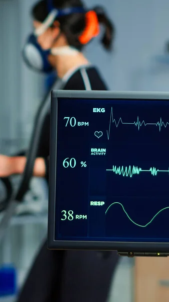 Medicinsk forskare undersöker EKG bild visar på skärmen — Stockfoto
