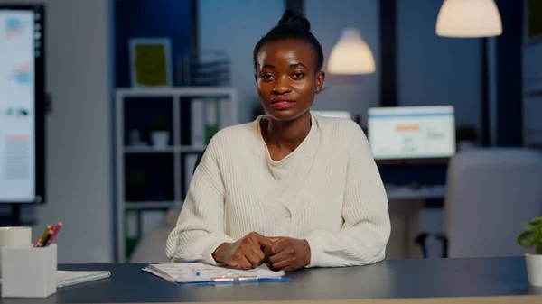 Pov de freelancer africano discutindo online com colega excesso de trabalho — Fotografia de Stock