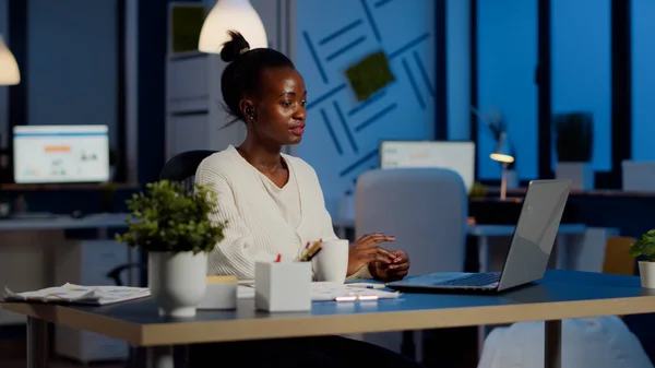 Gerente africano falando online com colegas remotamente usando laptop — Fotografia de Stock