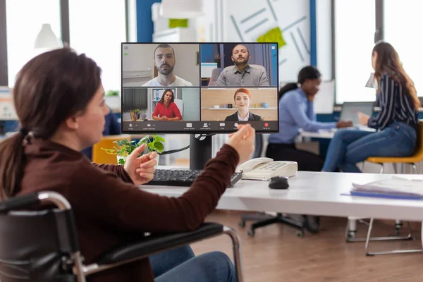 Dipendente non valido durante la riunione virtuale che parla in videocall — Foto Stock