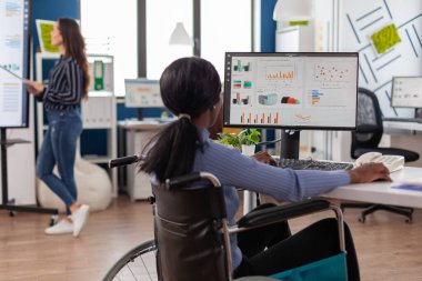 Uzman kadın bilgisayardan grafikleri kontrol ediyor