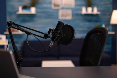 Profesyonel mikrofonlu boş podcast odası