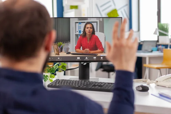 Gerente deficiente conversando em videocall com líder da equipe — Fotografia de Stock