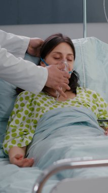 Sağlık ekibi solunum sırasında hasta kadının kalp atışlarını kontrol ediyor.