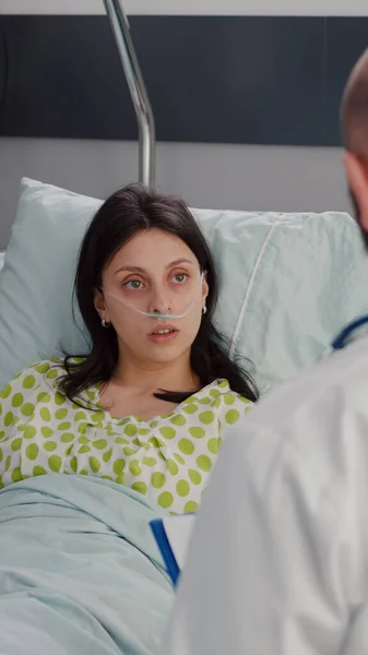 Primer plano de la mujer enferma con tubo de oxígeno nasal descansando en la cama —  Fotos de Stock
