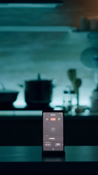 Telefon s inteligentním softwarem umístěn na stůl v kuchyni s nikým v — Stock fotografie