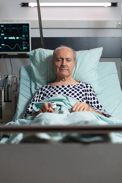 病院のベッドで休んでいる老人の肖像 — ストック写真