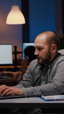 Mutlu başarılı iş adamı dizüstü bilgisayara bakarken eğleniyor