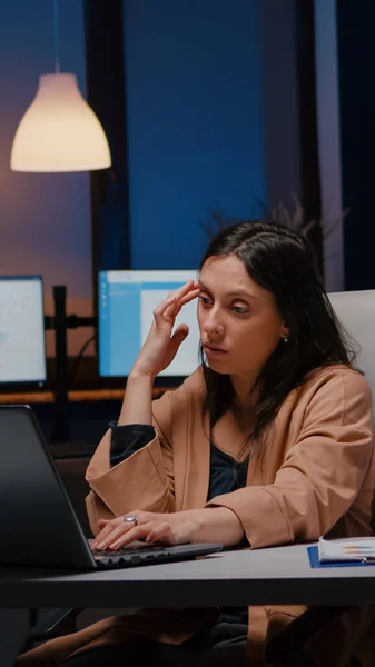 Überarbeitete erschöpfte Geschäftsfrau im Startup-Büro überprüft Managementstrategie — Stockfoto