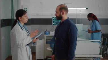 Hasta çocuk hastane koğuşunda yatakta dinlenirken oksijen tüpü takıyor.