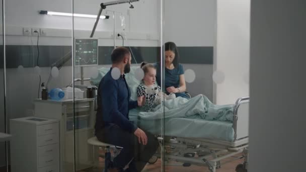 Nemocná dcera nošení kyslíkové nosní trubice ležící v posteli po operaci nemoci — Stock video