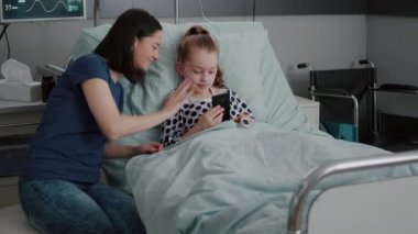 Anne ve hasta kız arkadaşlarıyla çevrimiçi telekomünikasyon video görüşmesi yapıyor.
