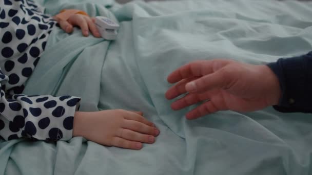 Close-up van vader het nemen van daugther handen te wachten op medische expertise tijdens het onderzoek van de ziekte — Stockvideo