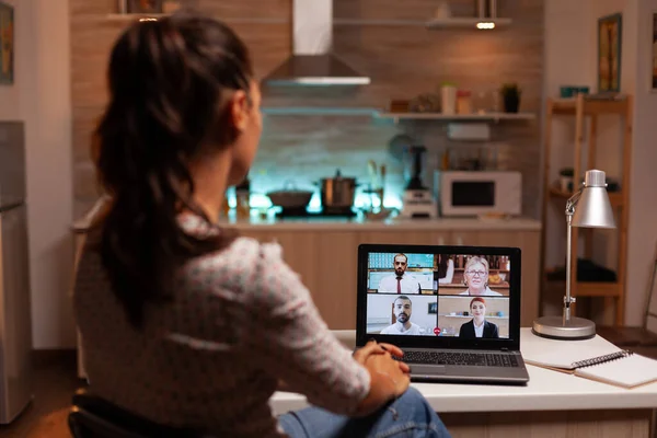 Zakenvrouw heeft een videoconferentie — Stockfoto