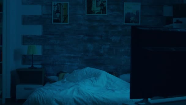 Para śpiąca pod kocem w sypialni ze światłem księżyca — Wideo stockowe