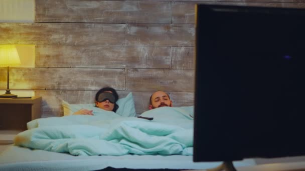 Cuplu în dormitor adormind în fața televizorului — Videoclip de stoc