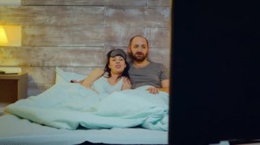 Yatakta pijama giyen çift