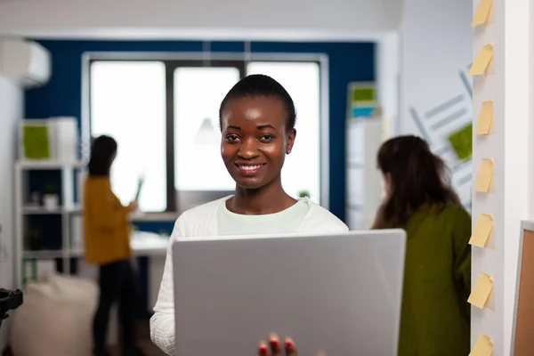 Gros plan de la femme africaine regardant la caméra sourire — Photo