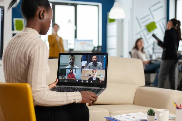 Afrikaanse manager vrouw discussiëren met verre collega 's — Stockfoto