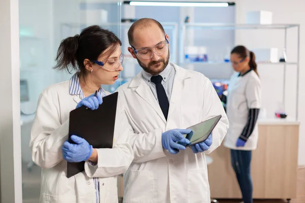 Grupo de investigadores médicos discutiendo sobre el desarrollo de vacunas — Foto de Stock