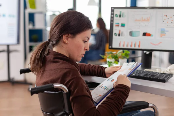 Business woman with disabilities working for deadline project — Stock Photo, Image