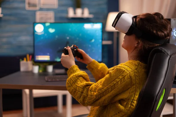 Pro cyber sport gamer relaxing playing video games using vr headset — Stock Photo, Image